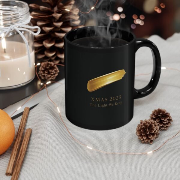 13805224011040933492_2048-1.jpeg Tasse Weihnachten 2025 Metallisch Gold – Pinselstrich XMAS „The Light We Keep“ 330 ml / 440 ml