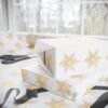 Elegantes Geschenkpapier mit Schneeflockenmotiven