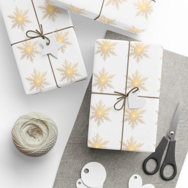 Elegantes Geschenkpapier mit Schneeflockenmotiven
