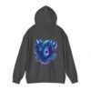 6383523024524513485_2048.jpeg Quantum Torque Hoodie – Surreale digitale Kunst eines biomechanischen V8-Motorkerns, der sich in ein Portal aus Licht und Energie verwandelt